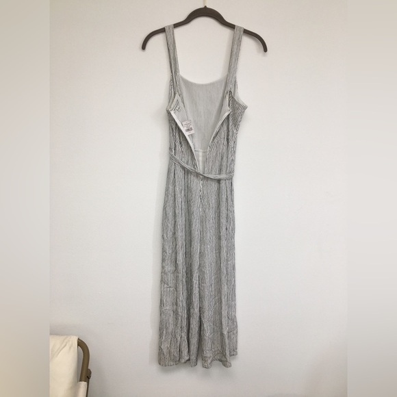 NWT American Eagle Outfitters White Gray Stripped Sleeveless Jumpsuit size 4 - Picture 3 of 6